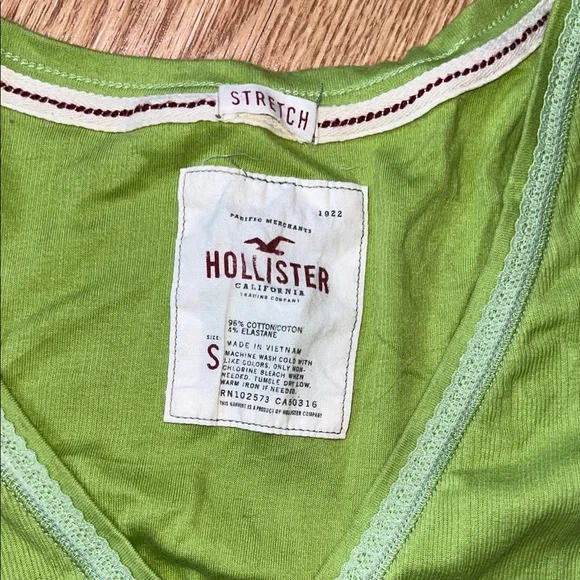 Hollister Women's Green Long Sleeve V-Neck Tee - Picture 2 of 5